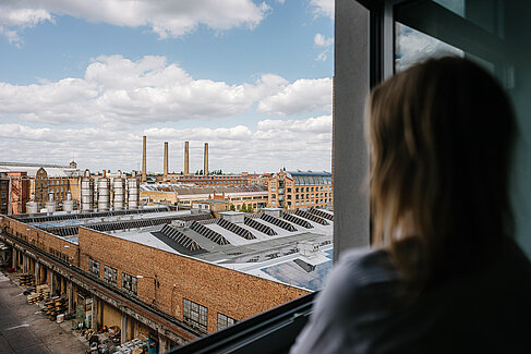 Maria Anne Schmidt schaut aus dem Fenster