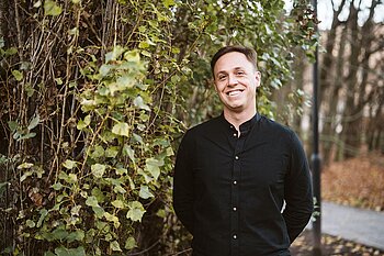 Wyatt Gordon vor einem Strauch