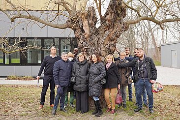 Menschen vor Gebäude