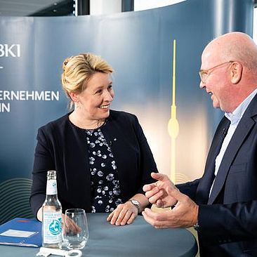 Franziska Giffey und Markus Voigt diskutieren an der HTW Berlin © VBKI/Inga Haar
