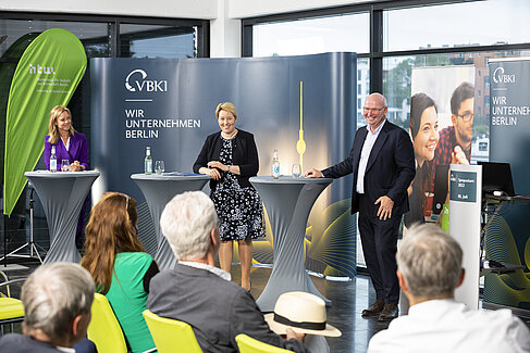 Franziska Giffey und Markus Voigt diskutieren unter Moderation von Silke Beickert über die Ergebnisse des Symposiums und die Zukunftsagenda der Stadt. © Businessfotografie Inga Haar | Markus Stegner