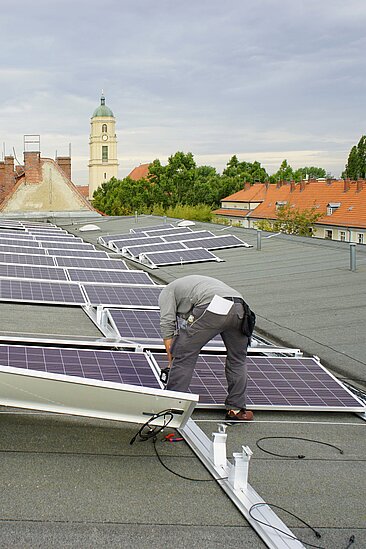 Montage von Solarmodulen auf einem Dach