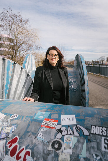 Yvonne Schoper steht an einer Kabelrolle
