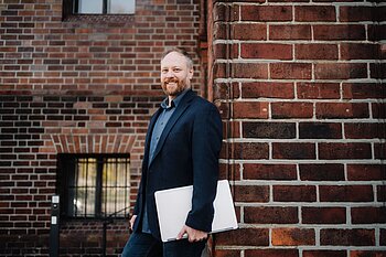 Tobias Nettke vor der Fassade des Märkischen Museums