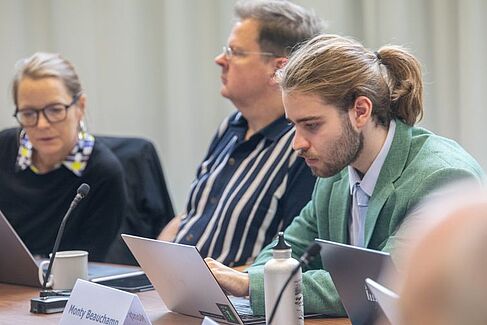 Professorin Regina Zeitner, Professsor Stephan Salinger und studentischer Vertreter Monty Beauchamp