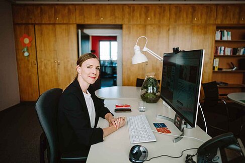 Stefanie Wenzel am Schreibtisch © HTW Berlin_Alexander Rentsch