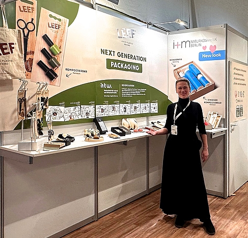 Frau auf Messestand