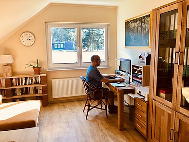 Mitarbeiter an seinem häuslichen Arbeitsplatz