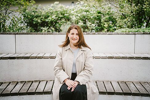 Evmorfia Conrad bei den Sitzgelegenheiten am Springbrunnen