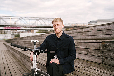 Tim Schütze mit Fahrrad