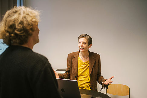 Prof. Dr. Juliane Siegeris im gelben T-Shirt