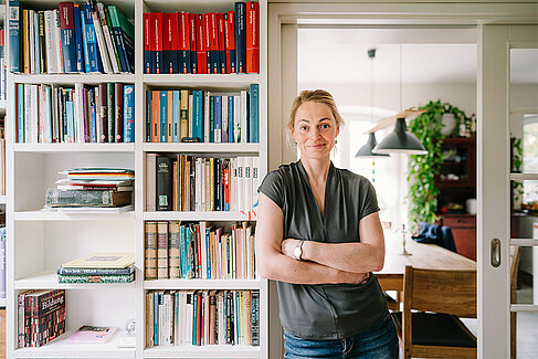 Ricarda Rehwaldt vor ihrem Bücherregal