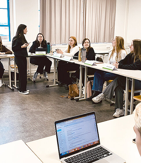 Studierende in einem Seminarraum