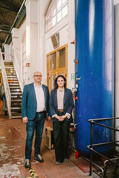 Markus Krämer und Silvia de Lima Vasconcelos in einer Halle