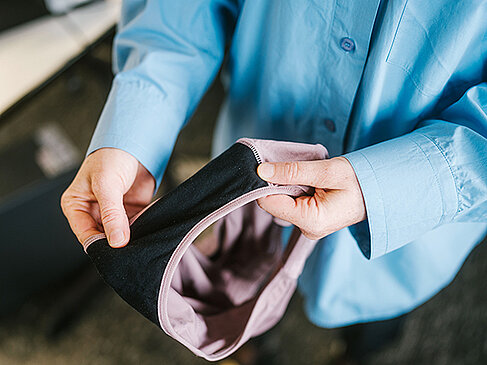 Hand mit Slip