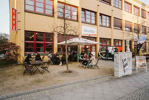 Lokal mit Tischen und Stühlen davor © HTW Berlin_Alexander Rentsch 