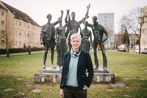 Ulrike Richter vor der Völkerfreundschaft-Plastik im Römerweg in der Nähe des Campus Treskowallee
