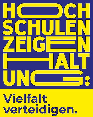 Schriftzug der Kampagne "Hochschulen zeigen Haltung" mit dem Zusatz "Vielfalt verteidigen" © Bündnis HOCHSCHULEN ZEIGEN HALTUNG