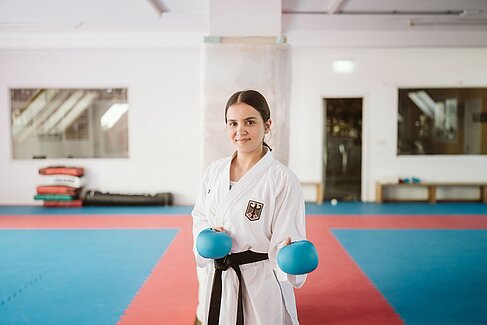 Seden Bugur mit Box-Handschuhen