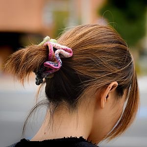 Frau mit Scrunchie im Haar