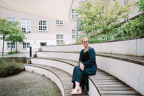 Julia Brandt im Innenhof auf dem Campus Treskowallee © HTW Berlin-Alexander Rentsch Julia Brandt im Innenhof auf dem Campus Treskowallee © HTW Berlin-Alexander Rentsch
