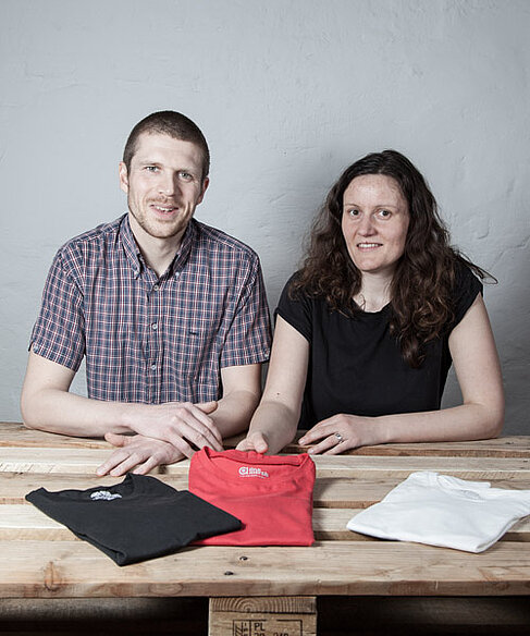 Anton Wundrak und Doreen Zelmer vom Unternehmen DNA Merch. 