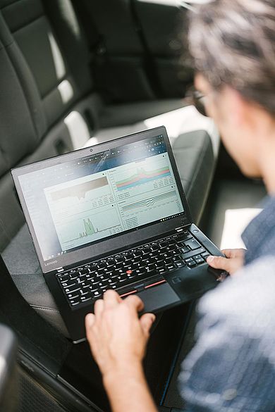 Joseph Bergner mit Laptop im Auto