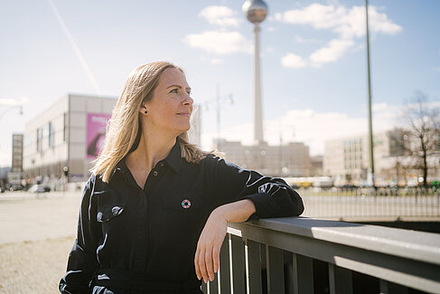 Maria Blume schaut in die Ferne