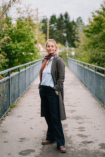 Die HTW-Absolventin Ricarda Rehwaldt auf einer Fußgängerbrücke