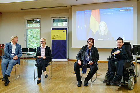 Podium mit Christine Regitz bei der Jahrestagung 2022 © Gesellschaft für Informatik e.V./Fabian Hammerl
