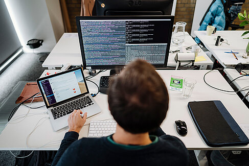 Blick auf einen Computerbildschirm mit Programmiercode