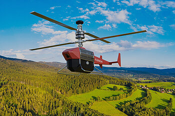 Eine Drohne fliegt über eine hügelige Landschaft