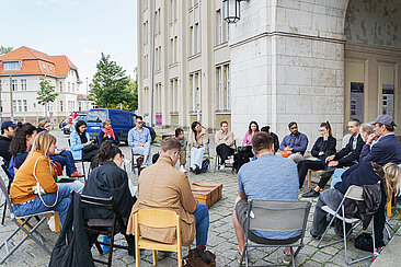 Studierende im Kreis