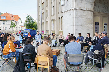 Studierende im Kreis