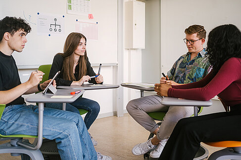 Studierende bei der Gruppenarbeit