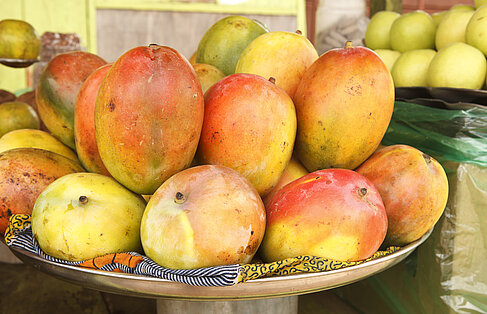 Frische Mangos auf einem Markt in Accra 
