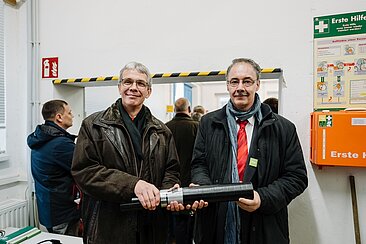 Prof. Dr. Matthias Menge (links) und Prof. Dr. Thomas Gräf mit dem Prototyp eines Kabels