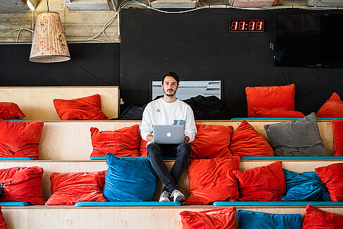 David Jacob im Co-Working Bereich des APX Startup Accelerator
