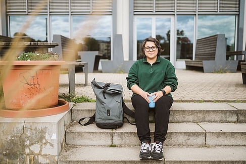 Mevre Tunca vor der Mena am Campus Wilhelminenhof © HTW Berlin/Alexander Rentsch