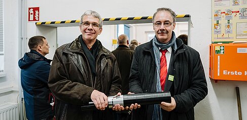 Zwei Männer mit dem Prototyp eines Kabels