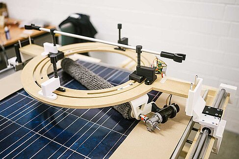 Bürste auf PV-Modul