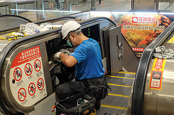 Mechaniker arbeitet an der Rolltreppe