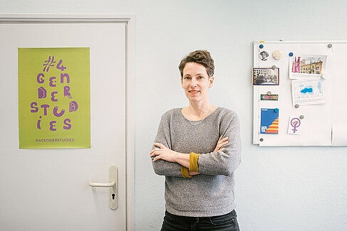 Frau vor Tür