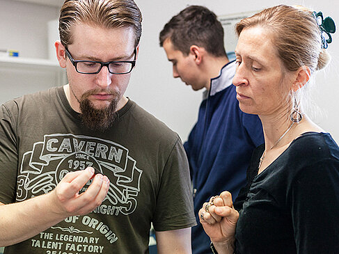 Professorin mit Student