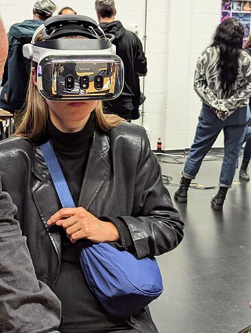Frau mit VR-Brille
