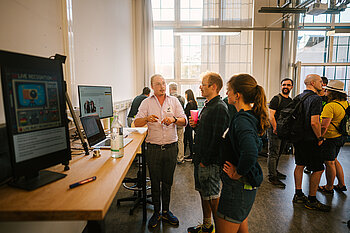 Publikum lässt im KI-Showroom die Künstliche Intelligenz erklären