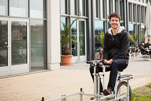 Klaus Völler auf einem Lastenrad