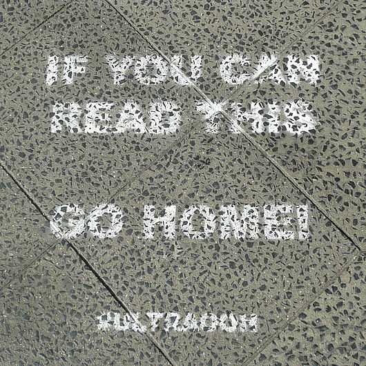 Auf dem Boden aufgesprayter Text: "If you can read this go home!"