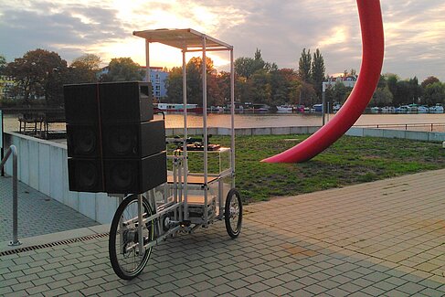 Lastenrad mit Tonkraftwerk an der Spree