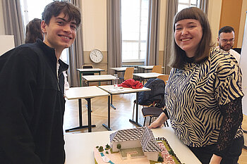 Studentin und Student mit Modell